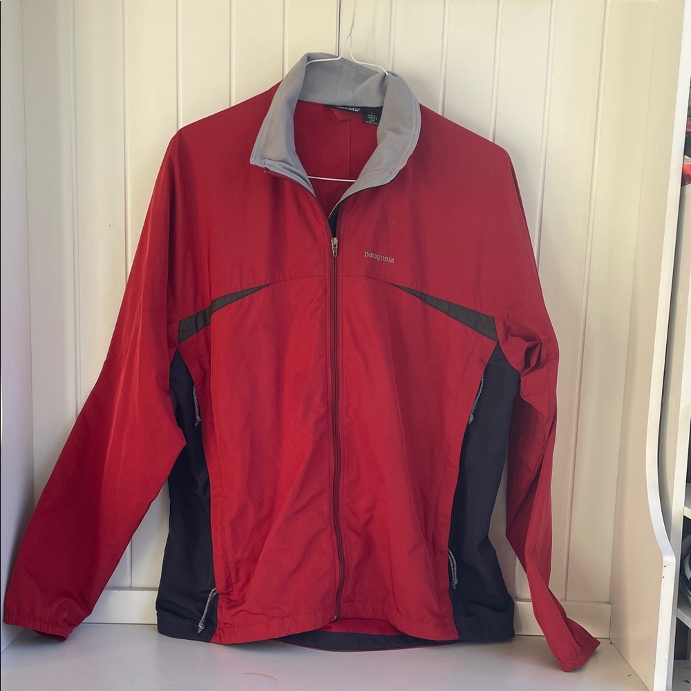 Patagonia Men's Red and charcoal Windbreaker